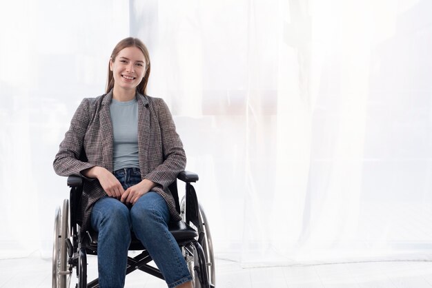 Tiro médio mulher feliz em cadeira de rodas