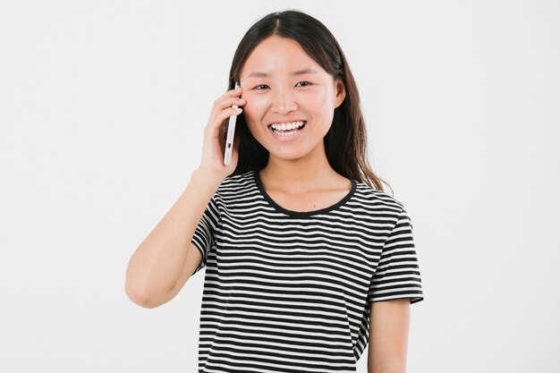 Tiro médio, mulher jovem, conversa telefone