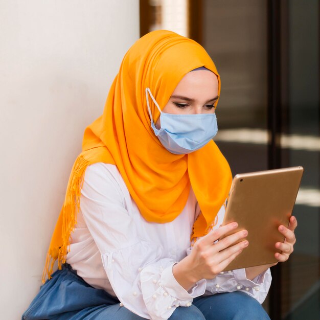 Tiro médio mulher olhando para tablet