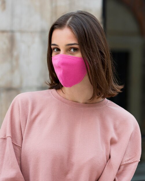 Tiro médio mulher posando com máscara