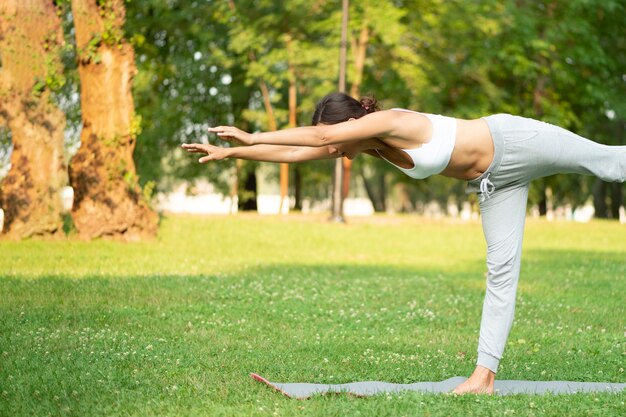 Tiro médio mulher praticando posição de ioga