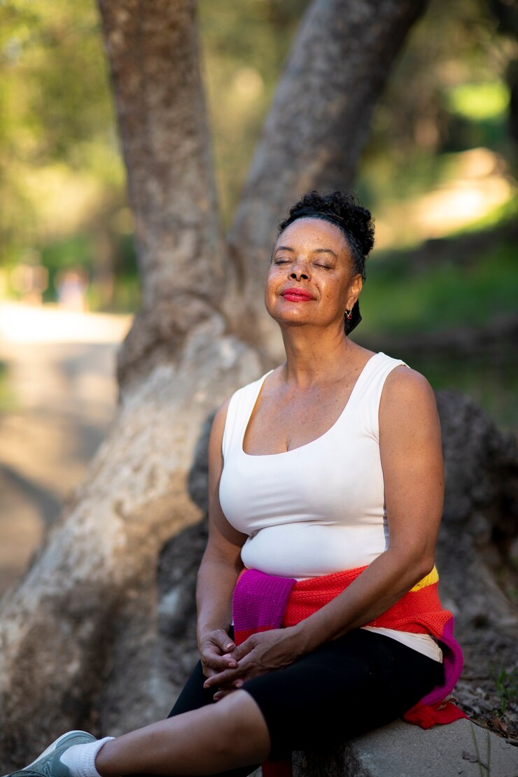 Foto grátis tiro médio mulher relaxada ao ar livre