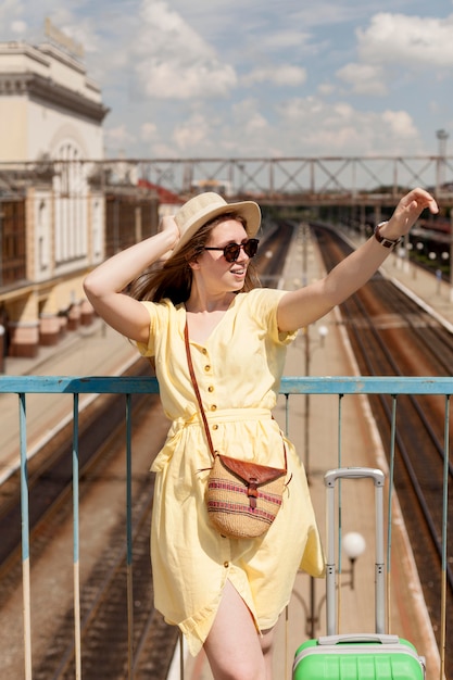 Tiro médio mulher sorridente ao ar livre