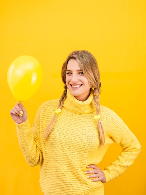 Tiro médio mulher sorridente com balão