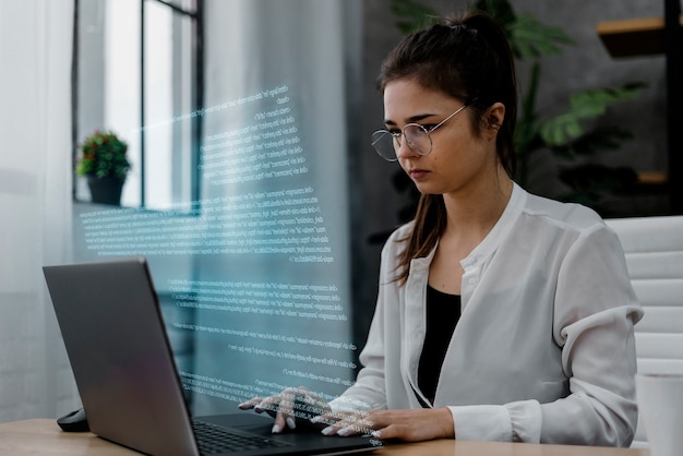 Foto grátis tiro médio mulher trabalhando no laptop