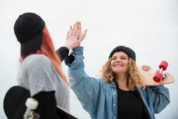 Foto grátis tiro médio mulheres felizes mais cinco