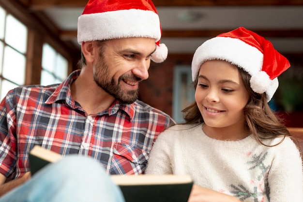 Tiro médio pai e filha com livro