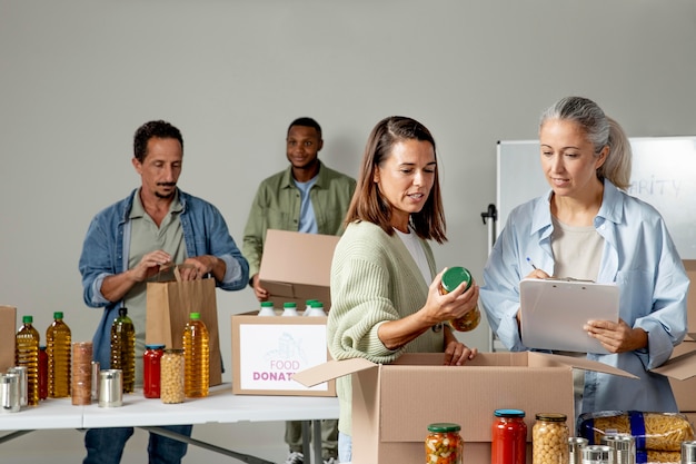 Tiro médio pessoas coletando alimentos