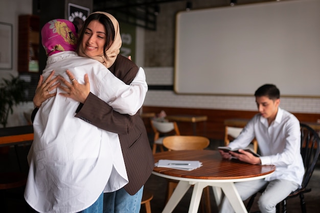 Foto grátis tiro médio pessoas estudando juntas