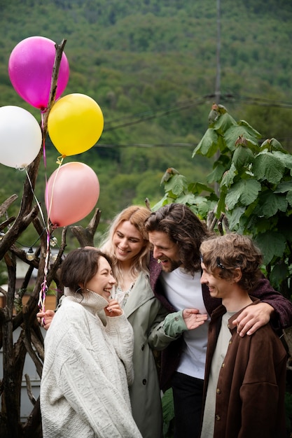 Foto grátis tiro médio pessoas felizes ao ar livre