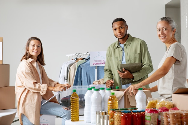 Tiro médio pessoas felizes com doações de alimentos