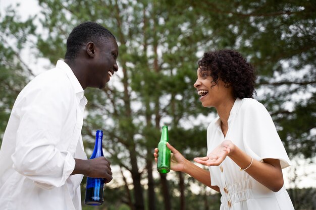 Tiro médio pessoas felizes na festa