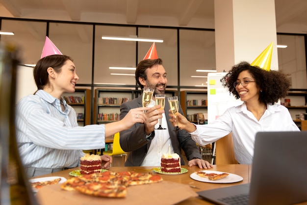 Foto grátis tiro médio pessoas felizes tilintando copos