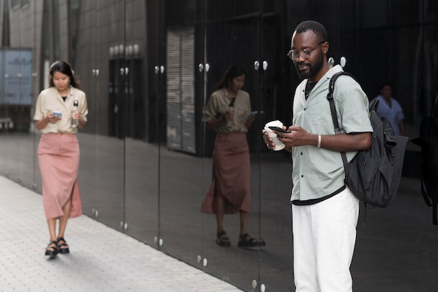 Foto grátis tiro médio pessoas morando na cidade