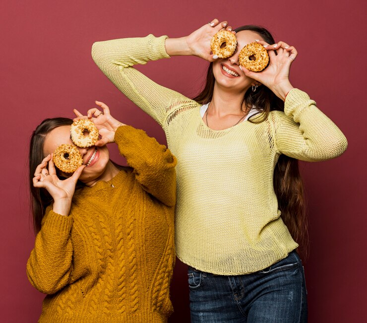 Foto grátis tiro médio smiley girls com donuts