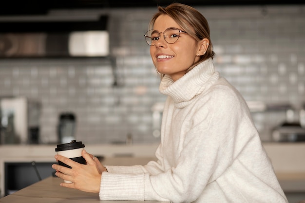 Tiro médio, smiley, mulher segura, xícara café