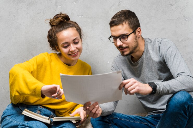 Foto grátis tiro médio sorridente amigos estudando juntos