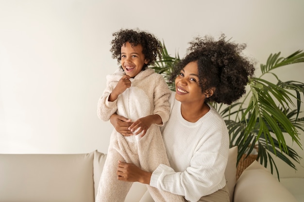 Foto grátis tiro médio sorridente mãe e filho em casa