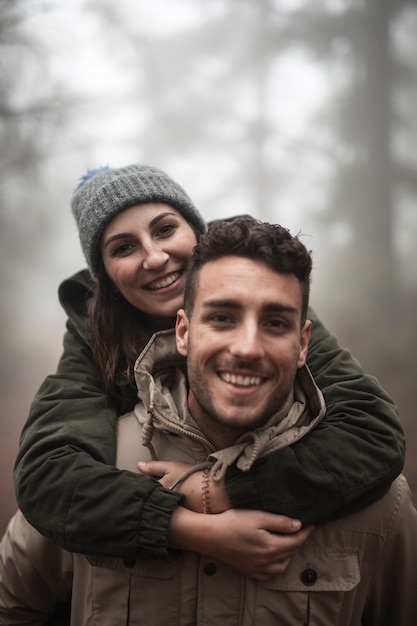 Tiro médio sorridente pessoas posando