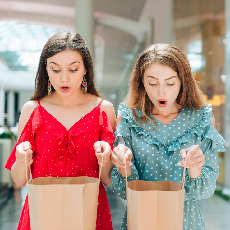 Foto grátis tiro médio, surpreendido, meninas, em, a, centro comercial