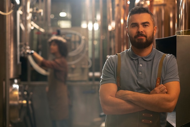 Tiro médio trabalhando na fábrica de cerveja