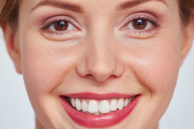 Foto grátis tiro na cabeça da mulher bonita sorridente