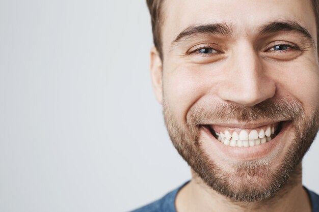 Tiro na cabeça do homem feliz sorridente com dentes brancos