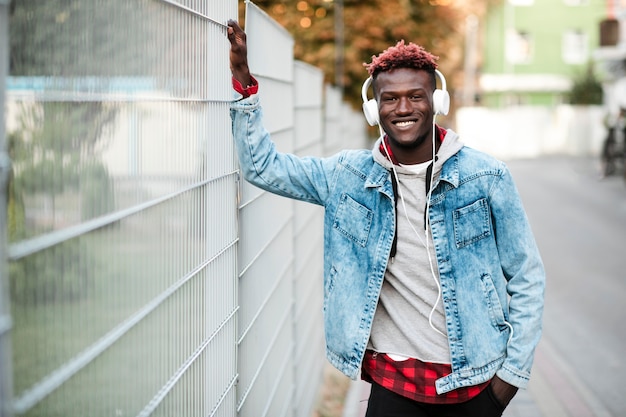 Foto grátis tiro na moda cara médio com fones de ouvido