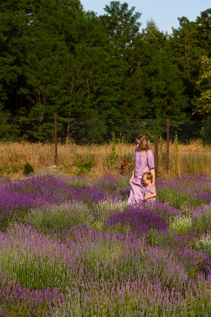 Foto grátis tiro no escuro mãe e filho no campo de lavanda