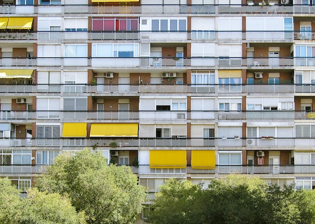 Tiro simétrico bonito de um prédio de apartamentos longo