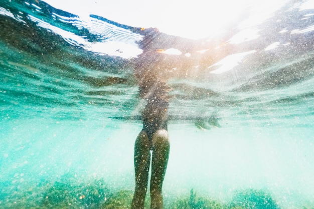 Foto grátis tiro subaquático de mulher com prancha de surf