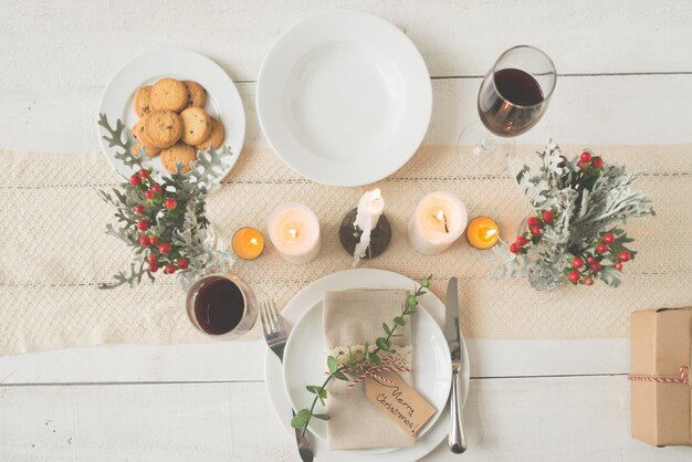 Tiro superior da mesa de jantar de Natal lindamente organizada