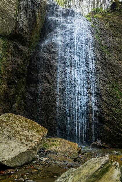 Tiro vertical da cachoeira sopot na montanha medvednica em zagreb, croácia