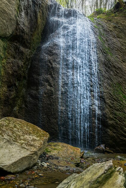 Tiro vertical da cachoeira Sopot na montanha Medvednica em Zagreb, Croácia