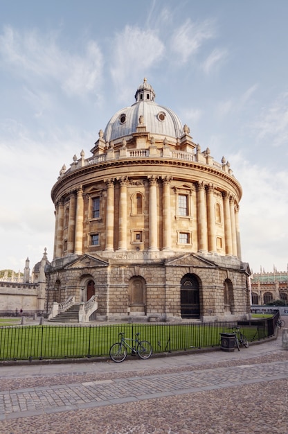 Tiro vertical da câmera radcliffe em oxford, inglaterra