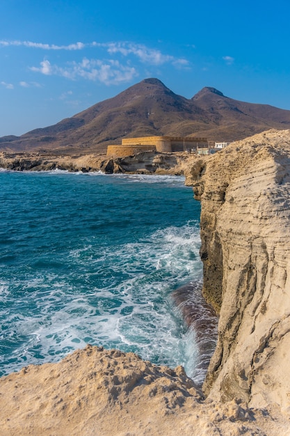 Tiro vertical da praia de Los Escullos em Nijar, na Andaluzia. Espanha, Mar Mediterrâneo