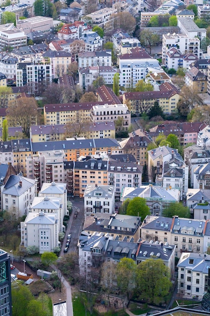 Tiro vertical de alto ângulo de uma paisagem urbana com muitas casas em Frankfurt, Alemanha