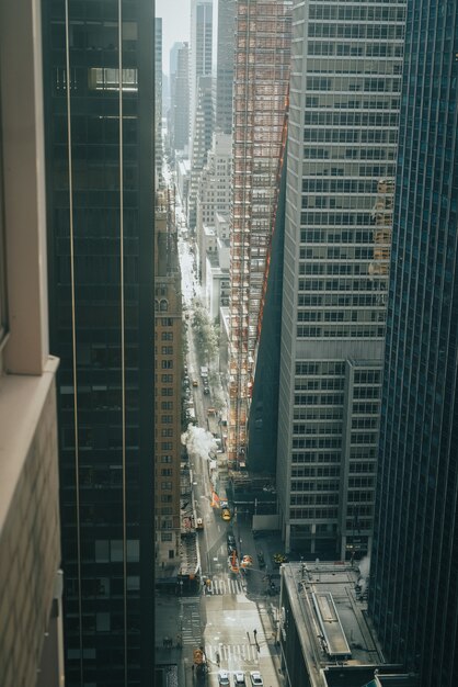Tiro vertical de alto ângulo de uma rua longa cidade entre arranha-céus modernos
