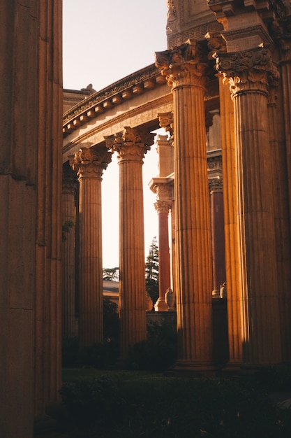Tiro vertical de belos pilares romanos antigos em um coliseu