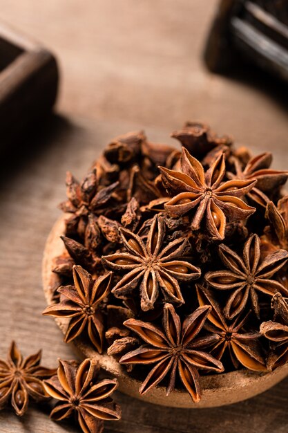 Tiro vertical de estrelas de anis em uma mesa de madeira