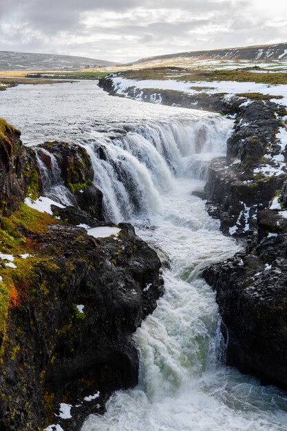 Tiro vertical de Kolugljufur Canyon