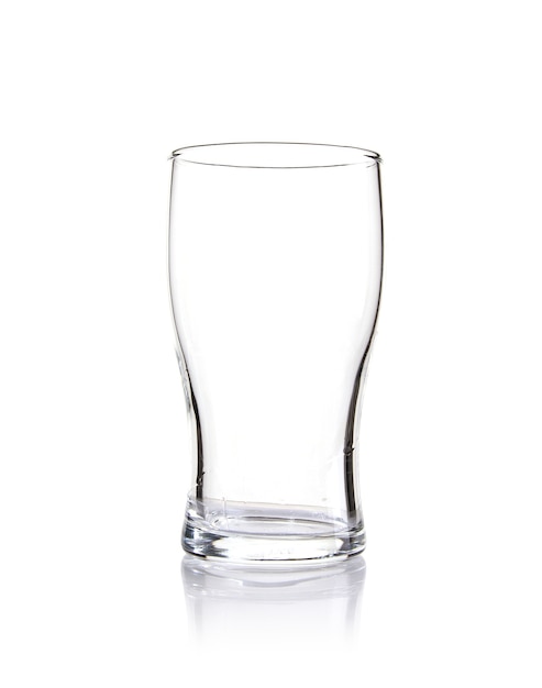 Tiro vertical de um copo vazio isolado em um fundo branco
