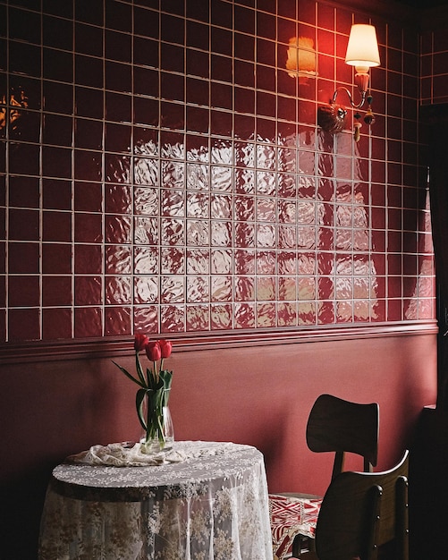 Foto grátis tiro vertical de um interior de café vermelho com paredes de azulejos