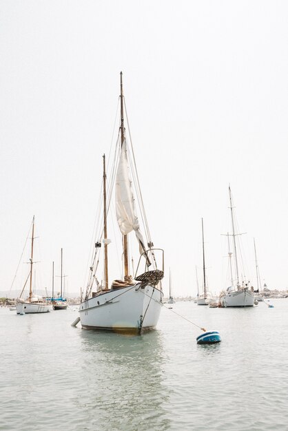 Tiro vertical de um veleiro em Newport Harbor, Califórnia