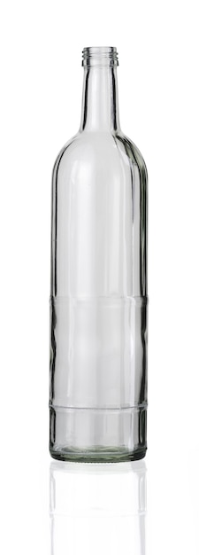 Tiro vertical de uma garrafa de vidro vazia isolada