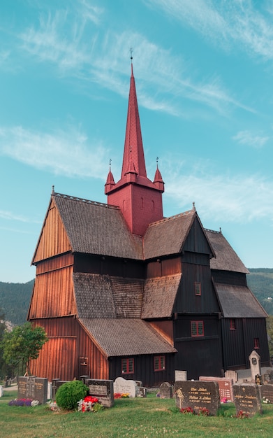 Tiro vertical de uma paróquia de concreta marrom sob o lindo céu nublado na Noruega