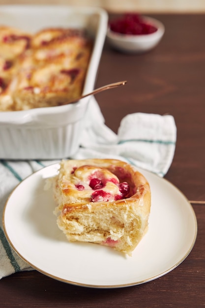 Tiro vertical de uma torta com frutas vermelhas