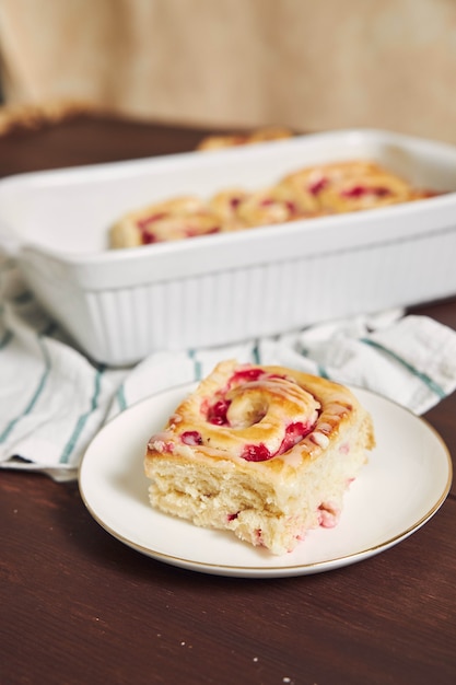 Tiro vertical de uma torta com frutas vermelhas