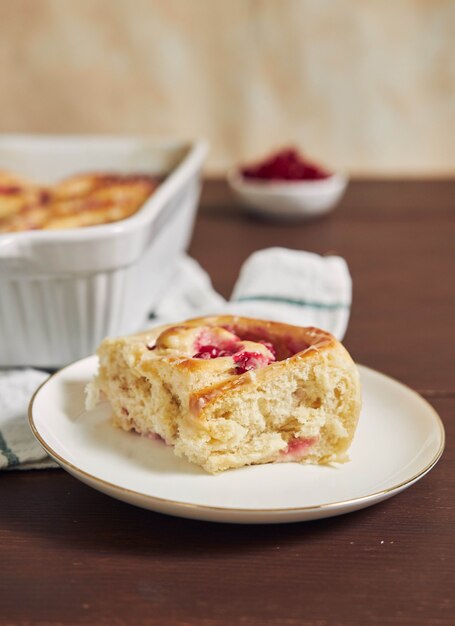 Tiro vertical de uma torta com frutas vermelhas