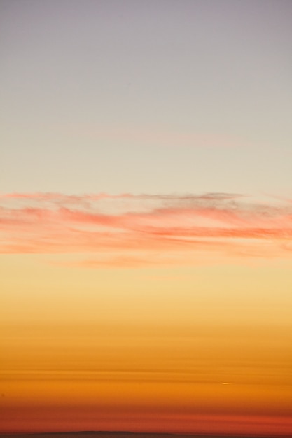 Tiro vertical do céu dourado do sol sobre o Oceano Pacífico